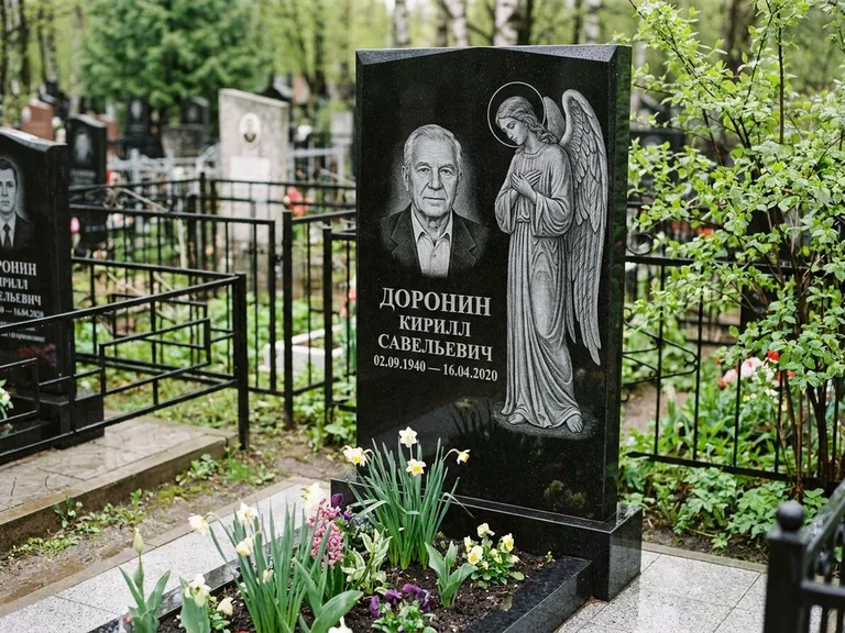 Памятник с гравировкой ангела — гравировка ангела-хранителя сбоку от портрета, работа «Доронин» в Томске