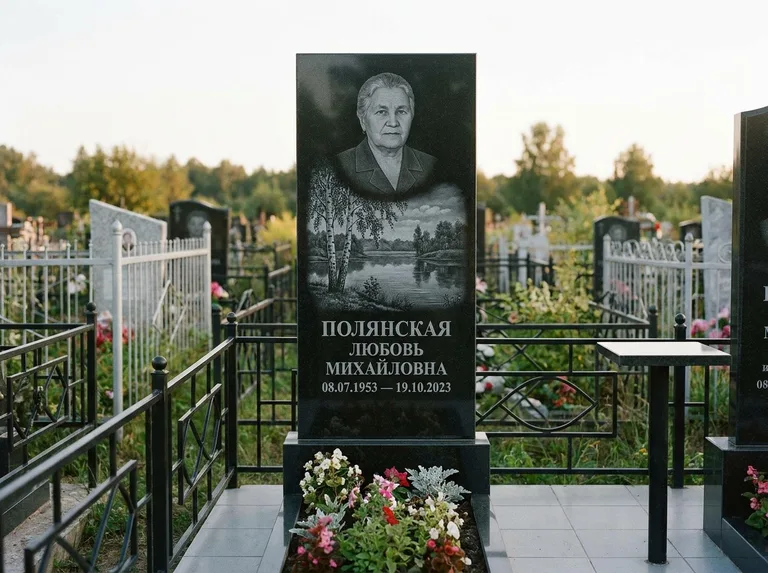Памятник с гравировкой берёзы — гравировка берёзы у зеркального озера, работа «Полянская» в Томске
