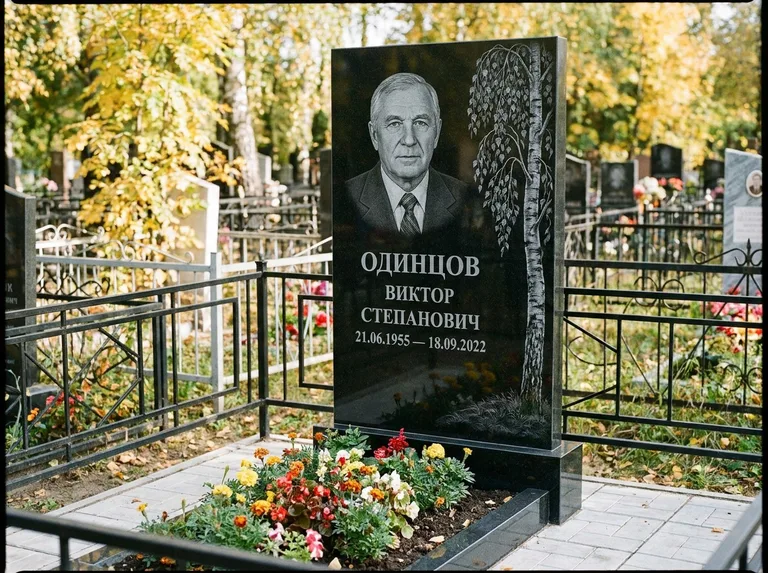Памятник с гравировкой берёзы — гравировка плакучей берёзы с тонкими ветвями, работа «Одинцов» в Томске