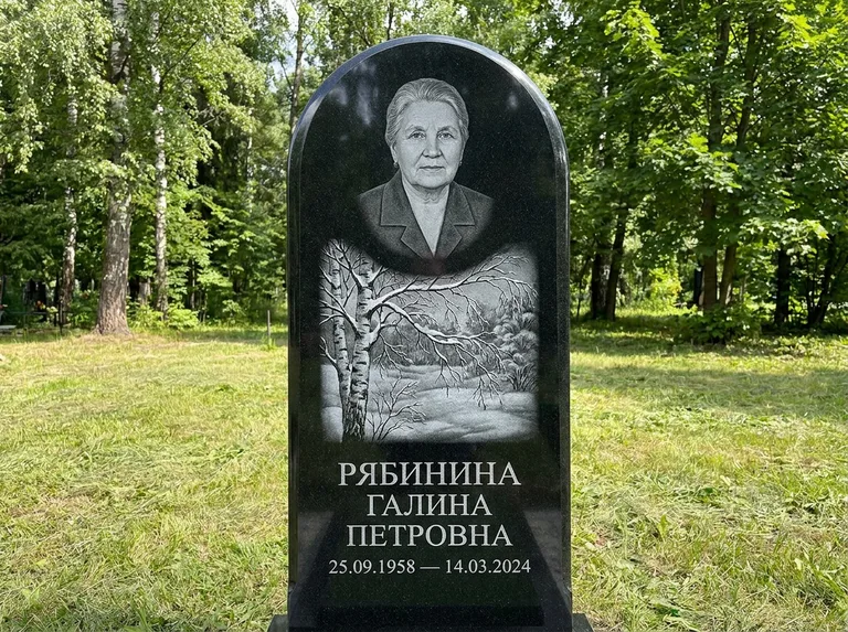Памятник с гравировкой берёзы: стела с плавным арочным верхом — зимняя берёза, снег на ветвях, газон без ограды, стриженая трава, работа «Рябинина» в Томске
