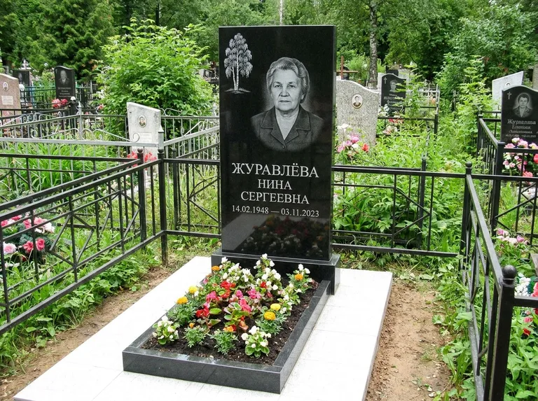 Памятник с гравировкой берёзы — гравировка одинокой берёзы над именем, работа «Журавлёва» в Томске