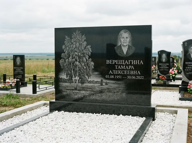Памятник с гравировкой берёзы: широкая горизонтальная стела — берёза у поля, простор до горизонта, белая мраморная крошка с бордюром, работа «Верещагина» в Томске
