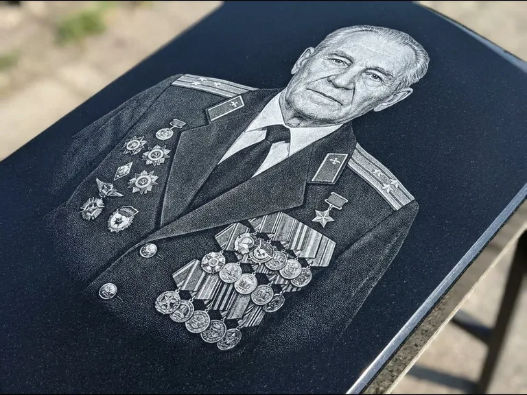 Гравировка фото на памятнике — военный / ветеран в Томске