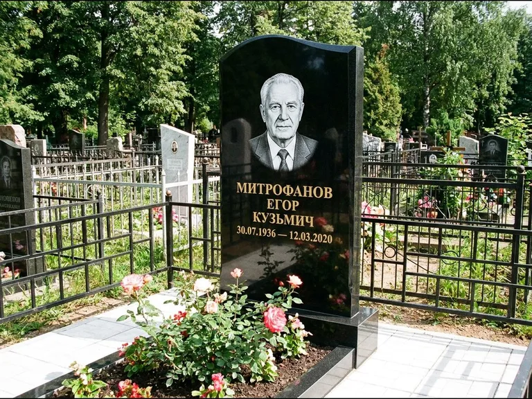 Гравировка портрета на чёрном граните — выполненная работа 29 в Томске