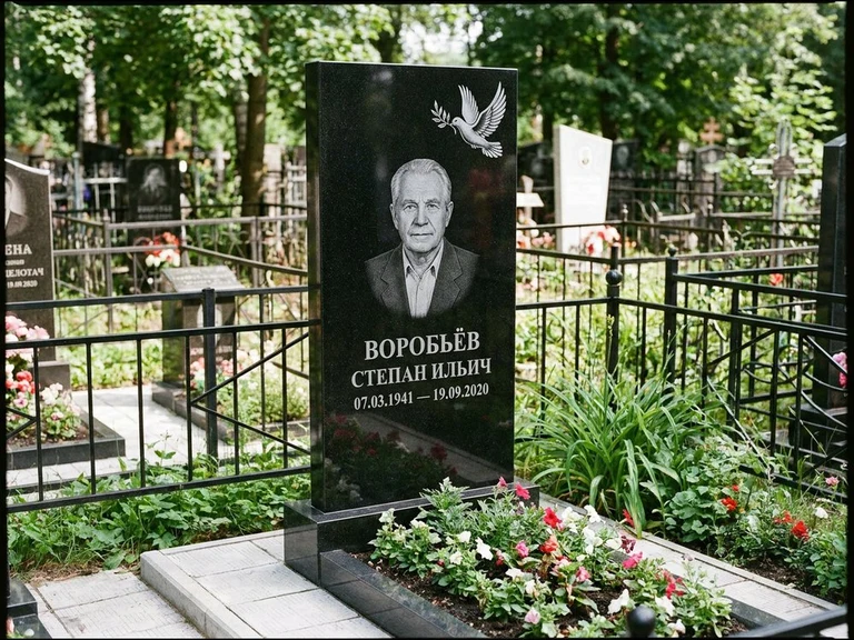 Гравировка голубей на памятник в Томске — памятник из чёрного гранита с гравировкой