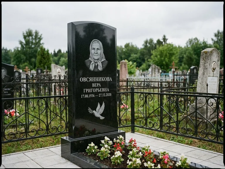 Памятник с гравировкой голубей — гравировка голубя с оливковой ветвью рядом с эпитафией, работа «Овсянникова» в Томске