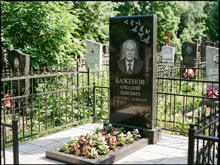 Памятник с гравировкой голубей — гравировка стаи голубей, взлетающей от угла стелы, работа «Баженов» в Томске