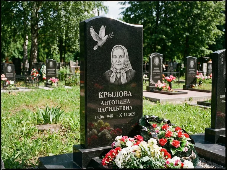 Памятник с гравировкой голубей — гравировка голубей, работа «Крылова» в Томске