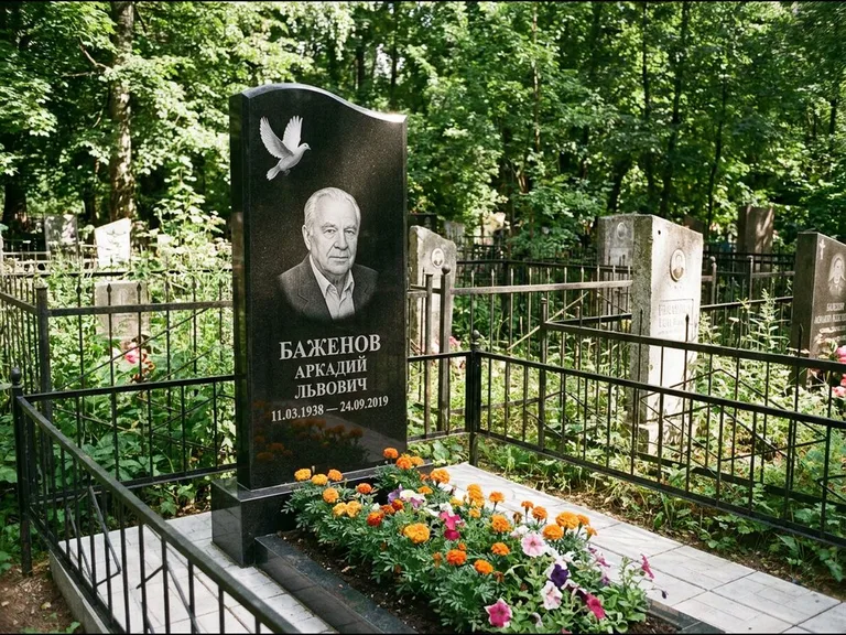 Памятник с гравировкой голубей — белая гравировка взлетающего голубя над портретом, работа «Баженов» в Томске
