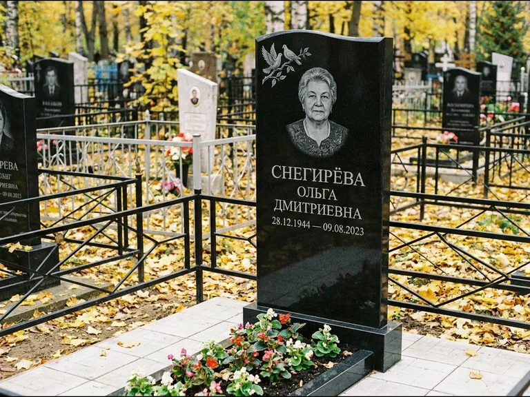 Памятник с гравировкой голубей — гравировка пары голубей на ветке в верхнем углу стелы, работа «Снегирёва» в Томске