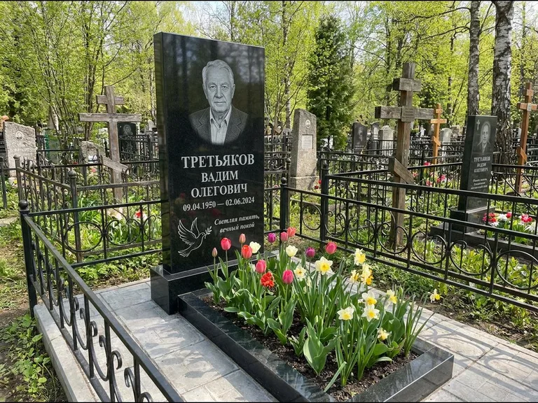 Памятник с гравировкой голубей — гравировка голубя с оливковой ветвью рядом с эпитафией, работа «Третьяков» в Томске