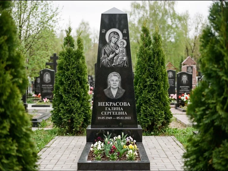 Памятник с гравировкой иконы — образ Николая Чудотворца, работа «Третьяков» в Томске