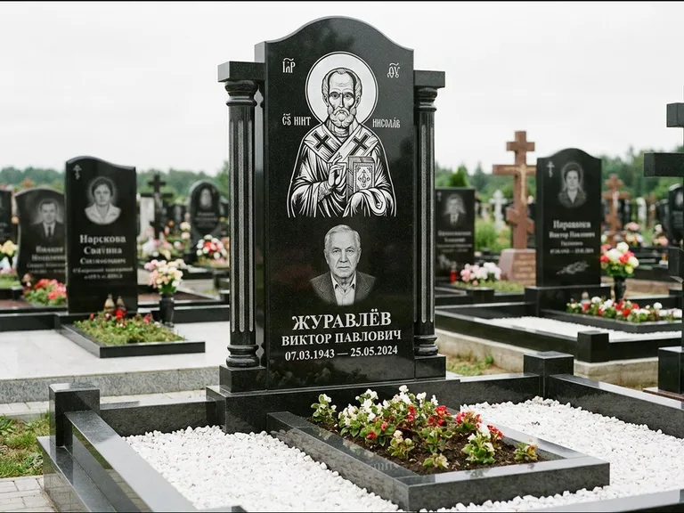 Памятник с гравировкой иконы — икона в резном киоте, работа «Верещагина» в Томске