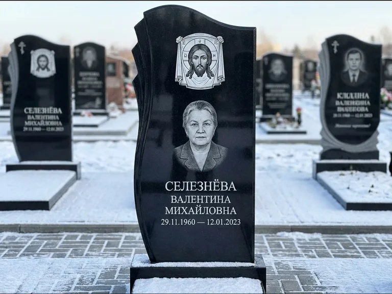 Памятник с гравировкой иконы — Казанская икона Божией Матери на стеле, работа «Одинцов» в Томске