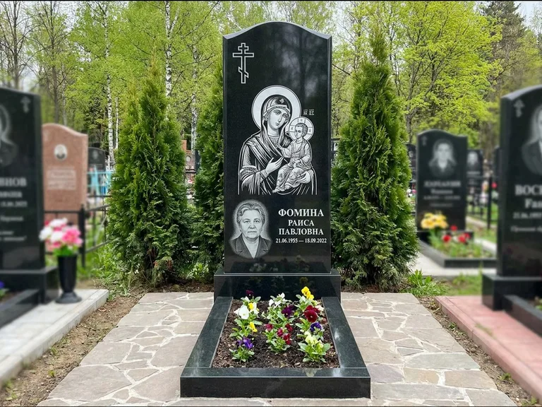 Памятник с гравировкой иконы — икона в резном киоте, работа «Гущин» в Томске