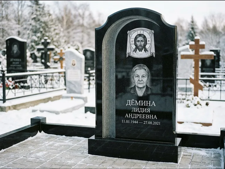 Памятник с гравировкой иконы: гранёный восьмиугольный обелиск с крестом — гравировка Николая Чудотворца, семейный участок с гранитной скамьёй, работа «Зотов» в Томске