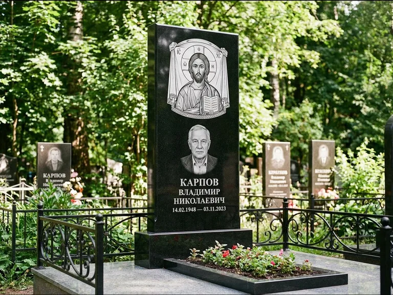 Памятник с гравировкой иконы: широкая двойная семейная стела — золочёный нимб на образе, цветник с красными розами, работа «Воронцова» в Томске