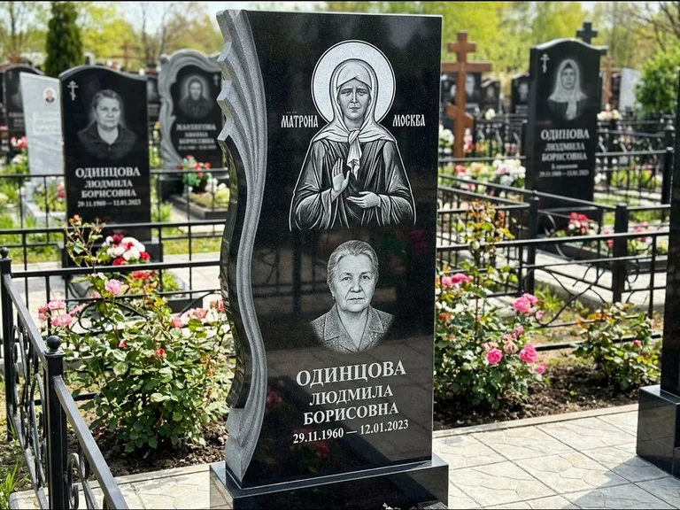 Памятник с гравировкой иконы: ступенчатая двухуровневая стела — Архангел Михаил на стеле, каменная дорожка из плитняка, работа «Одинцов» в Томске