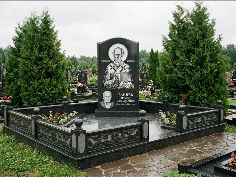Памятник с гравировкой иконы: стела с гранитным столиком и скамьёй — Архангел Михаил на стеле, семейный участок с плиткой, работа «Верещагина» в Томске