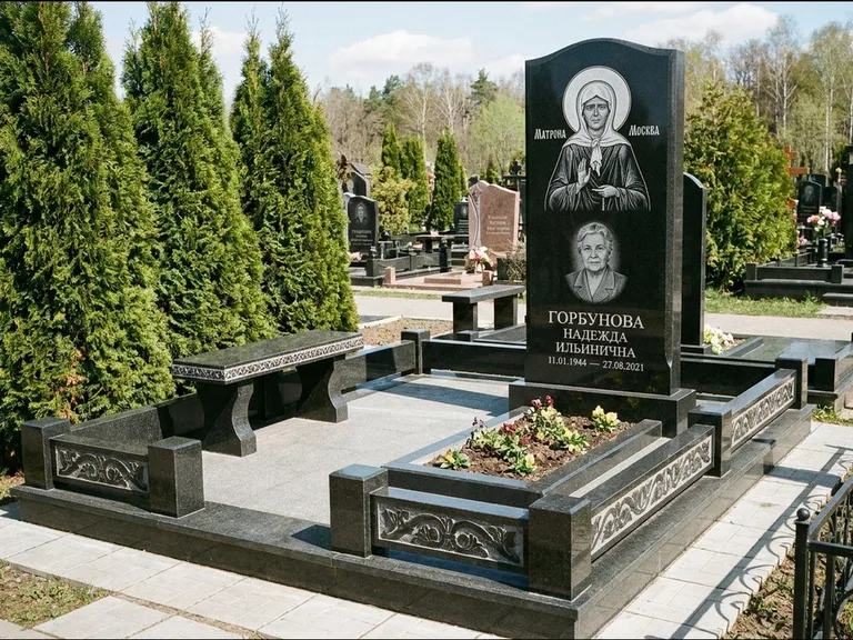 Памятник с гравировкой иконы: стела в форме раскрытой книги с образом — гравировка образа Спасителя, цоколь тёмной плиткой, работа «Зотов» в Томске