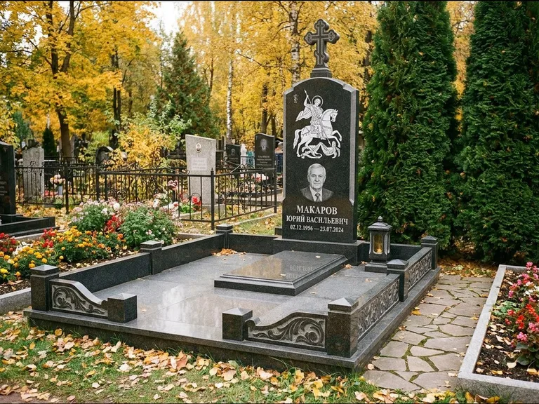 Памятник с гравировкой иконы: ступенчатая трёхуровневая стела — золочёный нимб на образе, дорожка из природного плитняка, работа «Лебедева» в Томске