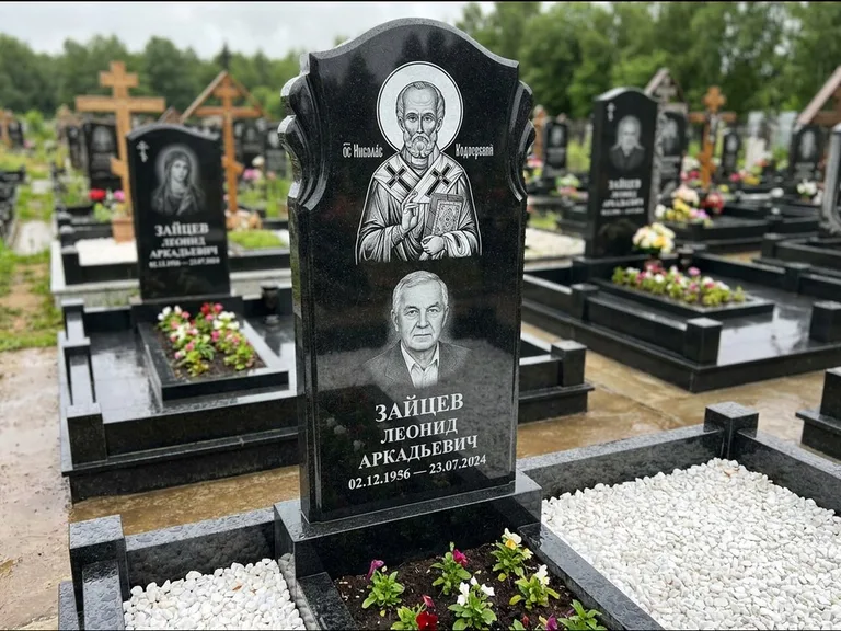 Памятник с гравировкой иконы — образ Николая Чудотворца, работа «Лебедева» в Томске