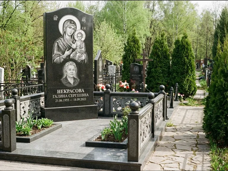 Памятник с гравировкой иконы: полукруглая стела с купольным навершием — Архангел Михаил на стеле, заснеженный зимний участок, работа «Гущин» в Томске
