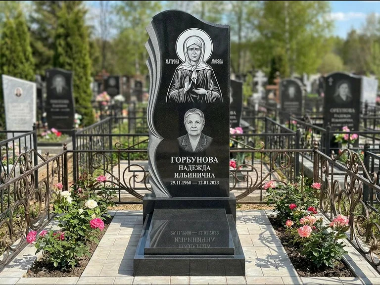 Памятник с гравировкой иконы — икона в резном киоте, работа «Одинцов» в Томске