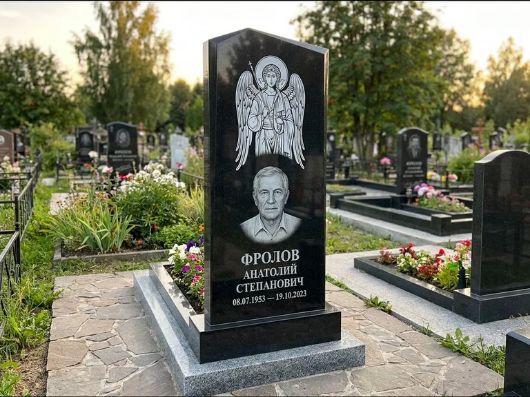 Памятник с гравировкой иконы — Владимирская икона Божией Матери с Младенцем, работа «Мельникова» в Томске