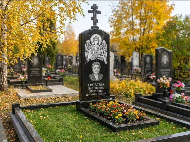 Памятник с гравировкой иконы — образ в полный рост на обороте стелы, работа «Гущин» в Томске