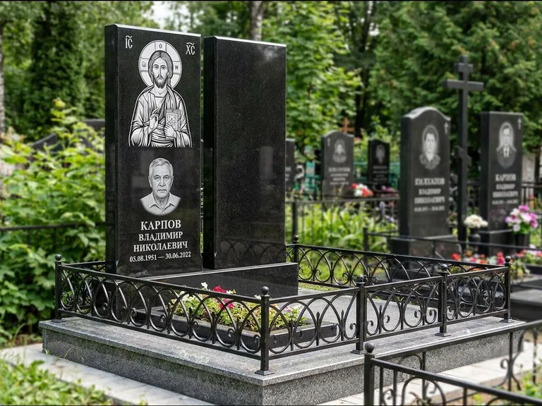 Памятник с гравировкой иконы — Казанская икона Божией Матери на стеле, работа «Богданова» в Томске