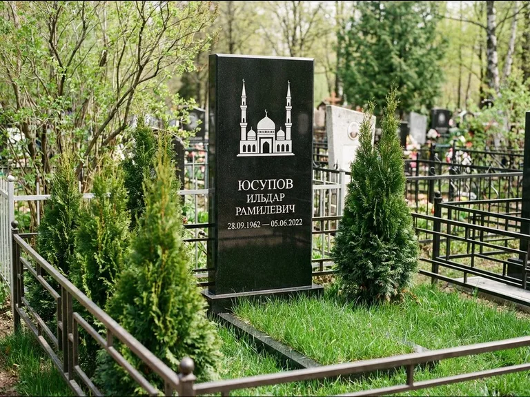 Мусульманский памятник с гравировкой мечети — силуэт мечети с двумя минаретами над именем, работа «Юсупов» в Томске