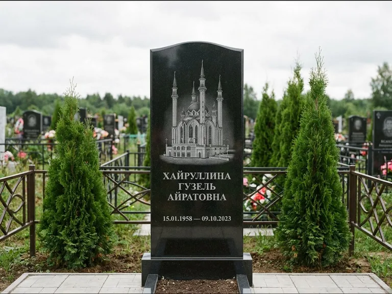 Мусульманский памятник с гравировкой мечети — мечеть Кул-Шариф на обороте стелы, работа «Хайруллина» в Томске