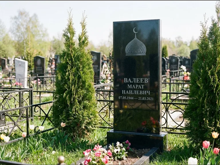 Мусульманский памятник с гравировкой мечети — купол с полумесяцем в верхней части, работа «Валеев» в Томске