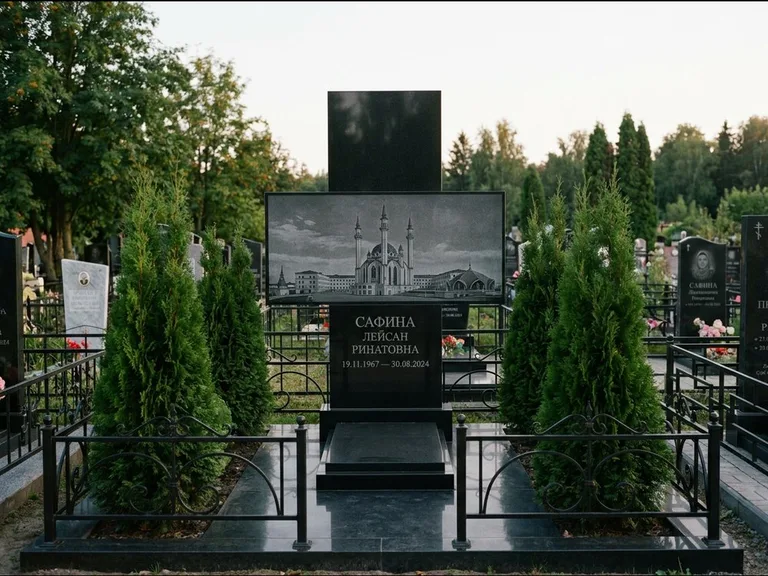 Мусульманский памятник с гравировкой мечети — панорама мечети во всю ширину стелы, работа «Сафина» в Томске