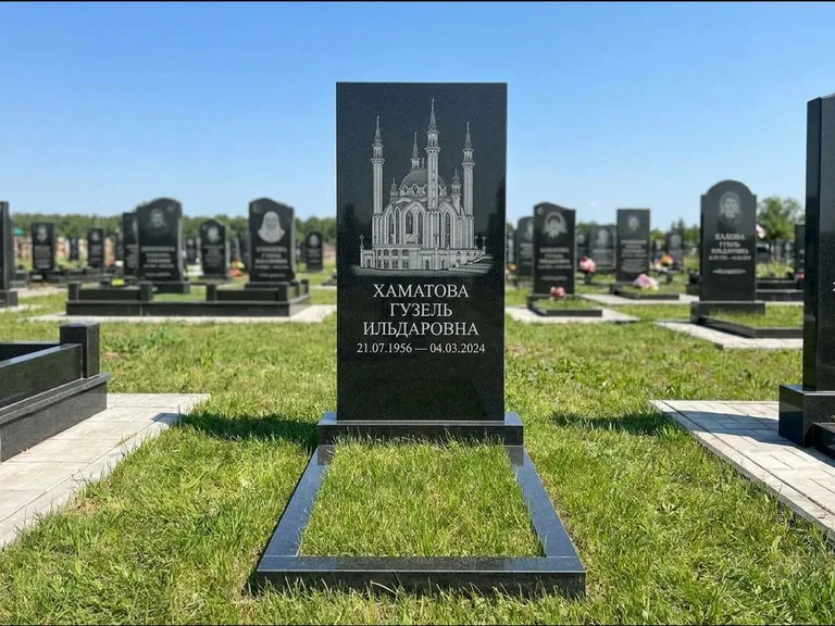 Мусульманский памятник с гравировкой мечети: небольшая скромная одиночная стела — золочёная гравировка мечети, аккуратный участок с газоном, работа «Нигматуллина» в Томске