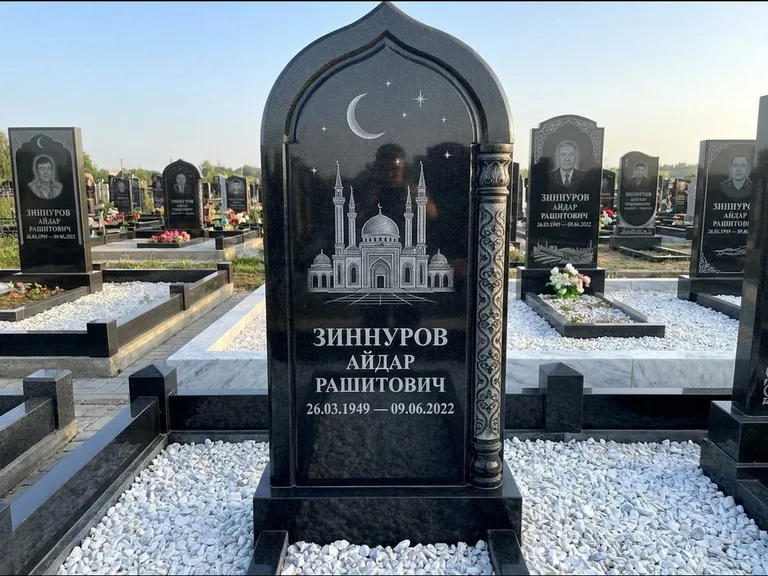 Мусульманский памятник с гравировкой мечети: стела с михраб-верхом и резной боковой колонной — детализированная гравировка мечети Кул-Шариф, белая мраморная крошка, работа «Ахметов» в Томске