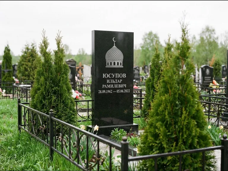 Мусульманский памятник с гравировкой мечети — купол с полумесяцем в верхней части, работа «Юсупов» в Томске