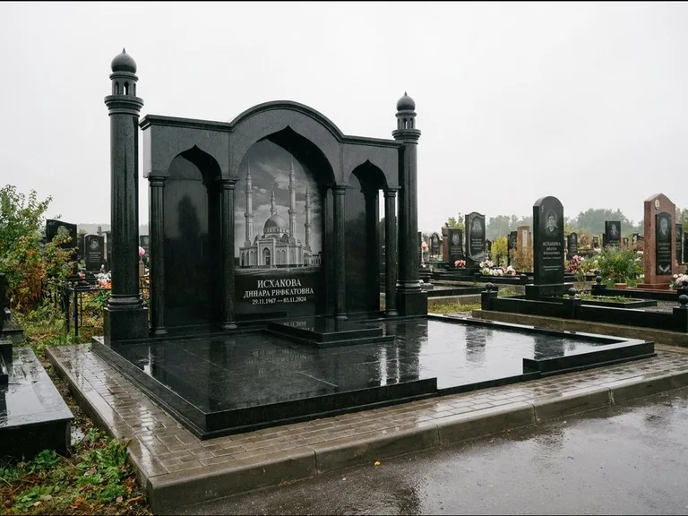 Мусульманский памятник с гравировкой мечети: семейный мемориал с колоннами-минаретами и аркой — золочёная гравировка мечети, большая мощёная площадка, работа «Абдуллаева» в Томске
