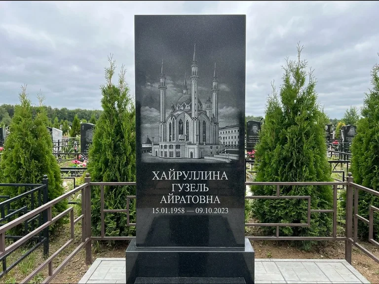 Мусульманский памятник с гравировкой мечети — панорама мечети во всю ширину стелы, работа «Хайруллина» в Томске