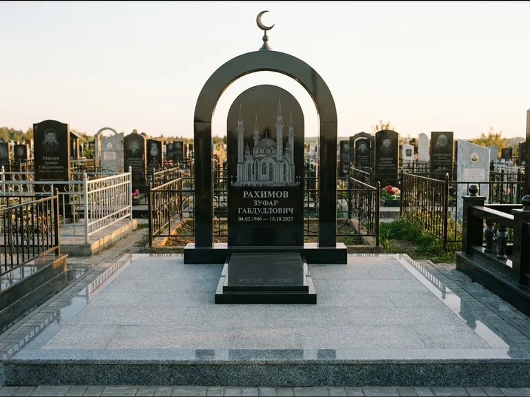 Мусульманский памятник с гравировкой мечети: монументальная стела-арка с полумесяцем на вершине — детализированная гравировка мечети Кул-Шариф, мощёная гранитная площадка с бордюром, работа «Юсупов» в Томске
