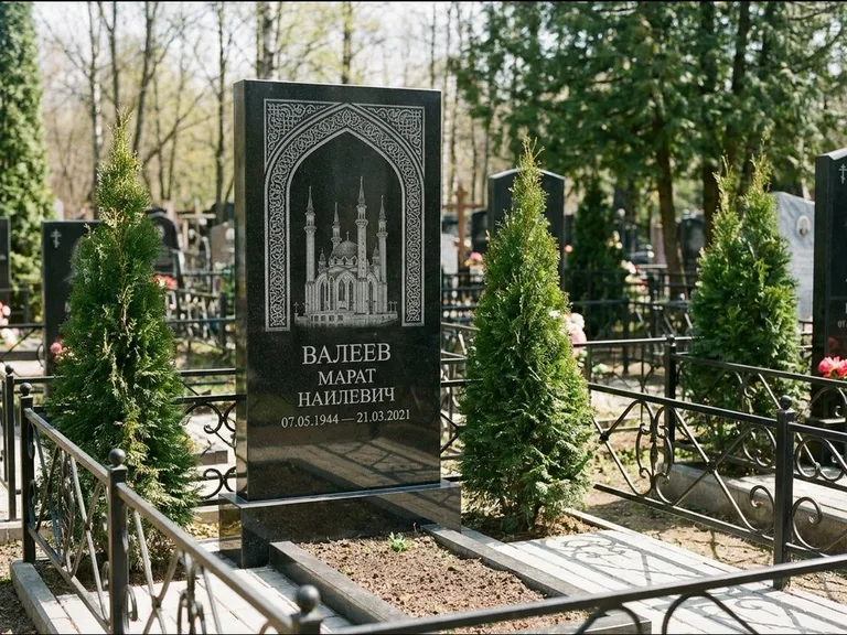 Мусульманский памятник с гравировкой мечети — мечеть в восточной арке с орнаментом, работа «Валеев» в Томске