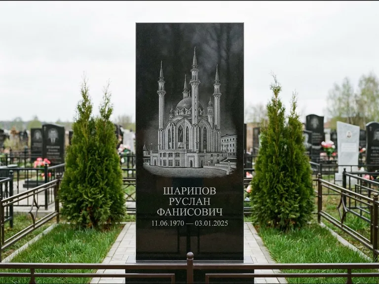 Мусульманский памятник с гравировкой мечети — мечеть Кул-Шариф на обороте стелы, работа «Шарипов» в Томске
