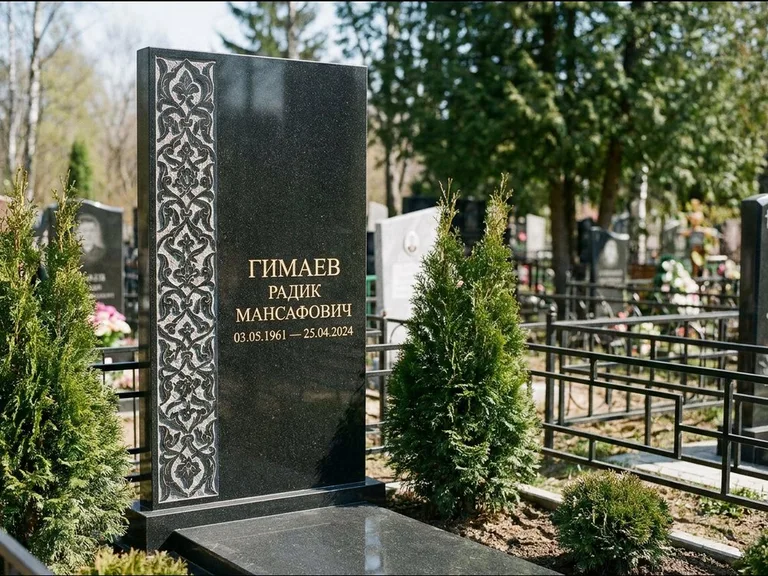 Мусульманский памятник — колонна ислими по краю стелы, работа «Гимаев» в Томске