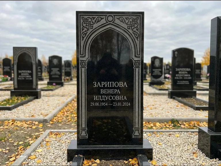 Мусульманский памятник: фигурная стела с михраб-нишей — гравировка мечети в михраб-арке с орнаментом, светлая гравийная отсыпка, работа «Зарипова» в Томске