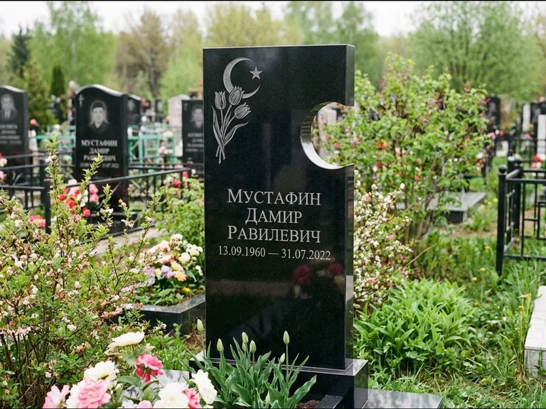 Мусульманский памятник: стела с боковым вырезом в форме полумесяца — гравировка минарета с полумесяцем, низкие кусты в цвету, работа «Мустафин» в Томске
