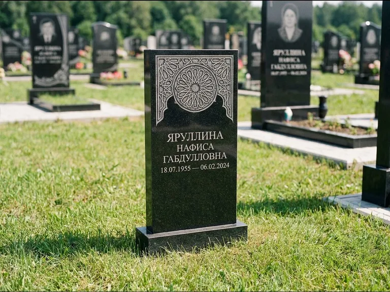 Мусульманский памятник: небольшая скромная невысокая стела — золочёная гравировка мечети, аккуратный участок с газоном, работа «Фахрутдинова» в Томске