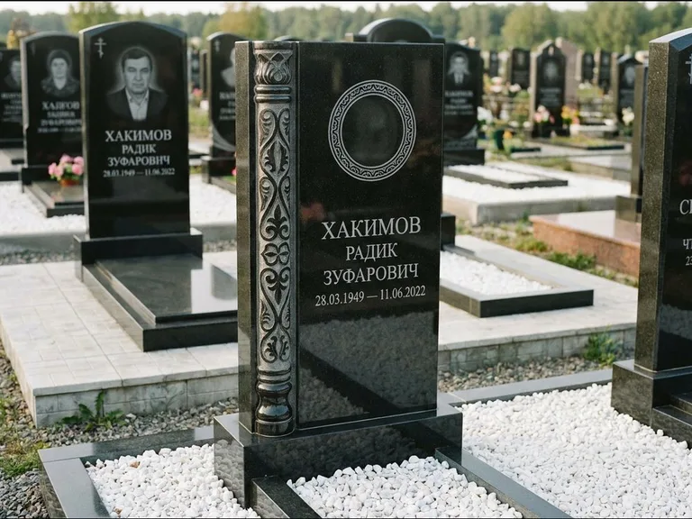 Мусульманский памятник: стела с боковой резной орнаментальной колонной — детализированная гравировка мечети Кул-Шариф, белая мраморная крошка, работа «Хабибуллин» в Томске