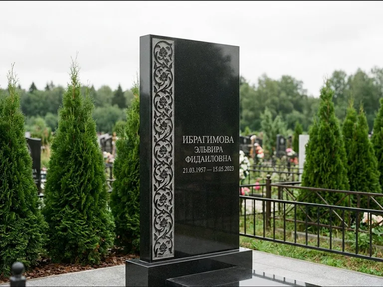 Мусульманский памятник — колонна ислими по краю стелы, работа «Ибрагимова» в Томске