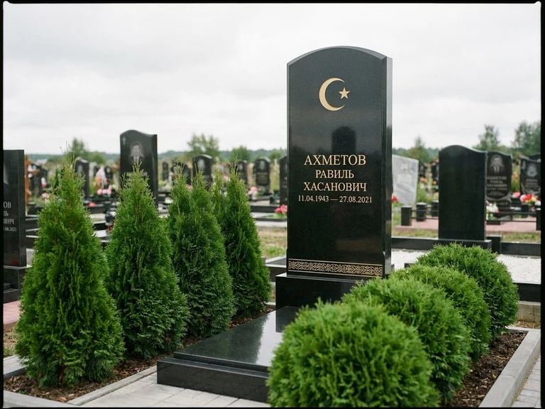 Гравировка полумесяца на памятник в Томске — памятник из чёрного гранита с гравировкой